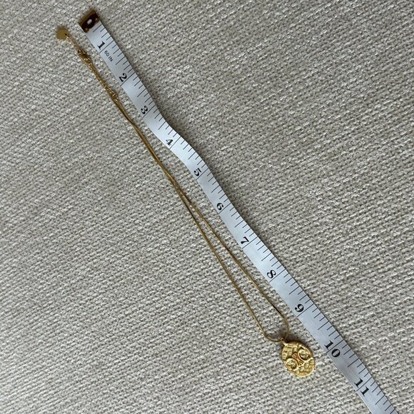 Gold Round Pendant Necklace - Picture 3 of 5